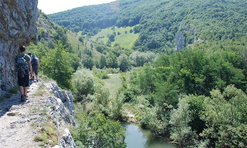 Rumunsko - Český Banát aneb za českými krajany - Kaňon řeky Nery - vápencové skály a turistický chodník