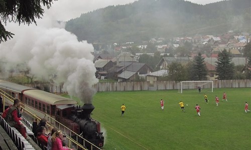 Nostalgické železniční putování - @CHZ  Cierni Balog - vlak pod tribunou.jpg