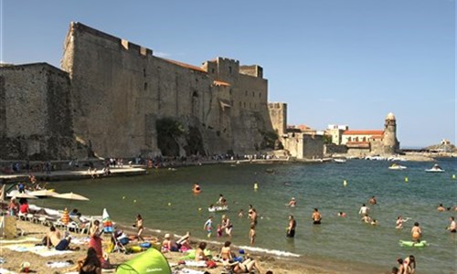 Languedoc, kraj Katarů a kaňon Ardèche - letecky - Languedoc - Collioure, střeží je Château Ro0yal_ pův. templářský hrad ze 13.století