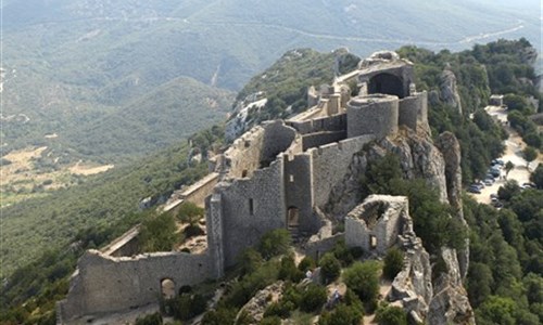 Languedoc, kraj Katarů a kaňon Ardèche - letecky - Languedoc - Peyrepertuse_ střední část hradu s kostelem a starým palácem