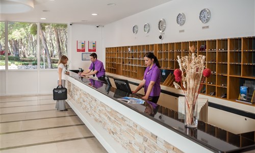 Hotel Zora*** - autobusem - Primošten - Hotel a pavilony Zora - recepce