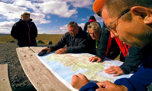 Island - západní fjordy - Island, průvodce Jan Smejkal se svými zákazníky (má v ruce telefon)