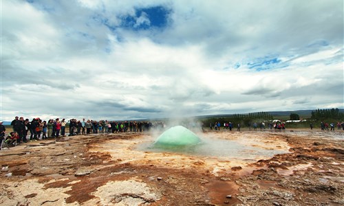 Island - mezi ledovci, sopkami a horkými prameny - Island, gejzír Strokkur ve svém zrodu