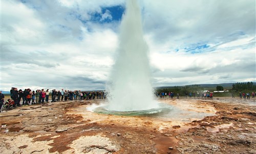 Krásy Islandu s turistikou - Island, gejzír Strokkur dosahuje výšky přes 20 m