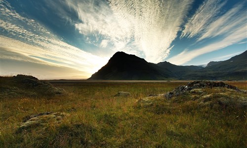 Island - mezi ledovci, sopkami a horkými prameny - Island, jižní pobřeží - přírodní scenerie, v pozadí ledovec Vatnajökull