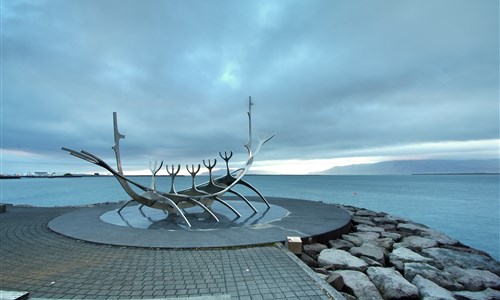 Island - mezi ledovci, sopkami a horkými prameny - Island, Reykjavík, Sluneční poutník (Sólfar)