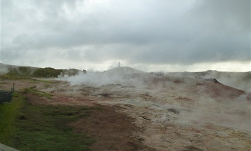 Island - mezi ledovci, sopkami a horkými prameny - Island, Gunnuhver, geotermální pole s majákem v pozadí, poloostrov Reykjanes