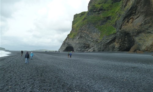 Island - mezi ledovci, sopkami a horkými prameny - Black beach s čedičovou jeskyní, jižní Island