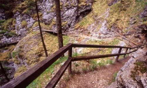 Soutěska Wasserloch a údolí Medlingtal