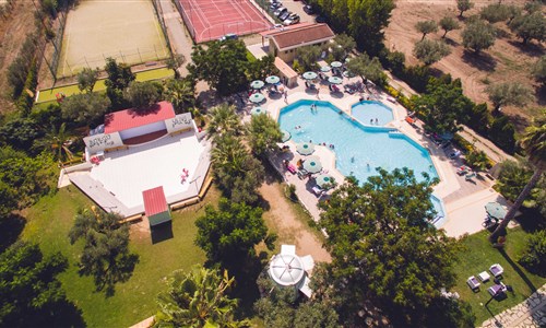 Kalábrie s výletem na Lipary - Villaggio Borgo - bazén a hřiště