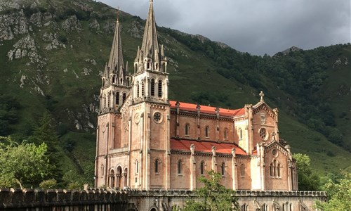 Svatojakubská pouť 2 - severní cestou přes Kantábrii, Asturii a Picos de Europa do Santiaga de Compostela - letecky - Svatojakubská severní pouť - Covadonga