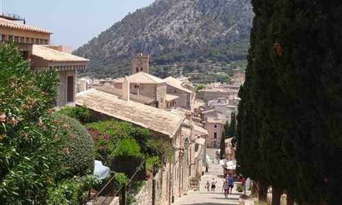 Mallorca s turistikou - nedotčená příroda a tradiční architektura - Pollensa, výstup na El Calvario