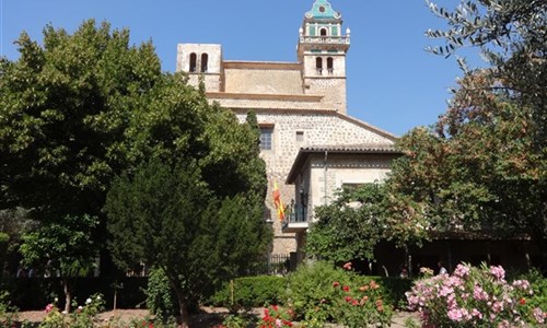Mallorca s turistikou - nedotčená příroda a tradiční architektura - Valldemossa - Cartuja