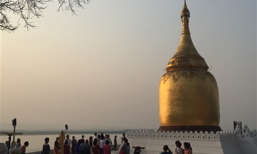 Myanmar - památky, příroda, koupání - Bagan - pagoda Buu nad řekou