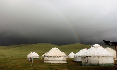 Kyrgyzstán - rajská příroda jezer a hor - Kyrgyzstan - jurty