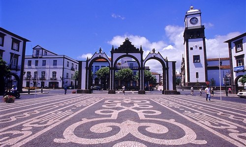Azorské ostrovy - São Miguel a Flores – pěší turistika v květinovém ráji - Azory, Sao Mguel, Ponta Delgada
