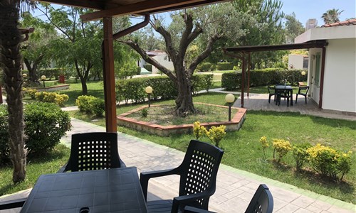 Villaggio Borgo degli Ulivi**** - Villaggio Borgo Ulivi - posezení u apartmánu