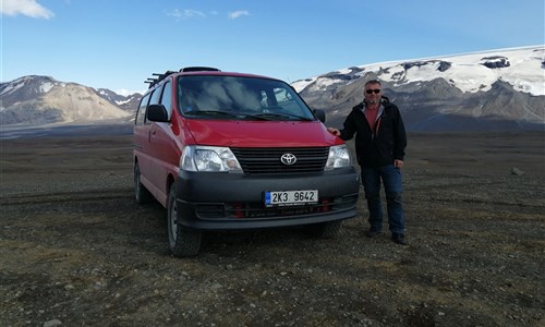 Island - západní fjordy - Island, naše Toyota HiAce s průvodcem, v pozadí ledovec Langjökull