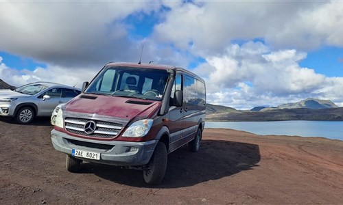 Island - velký okruh pro pokročilé - Island, naše Toyota HiAce s průvodcem, v pozadí ledovec Langjökull