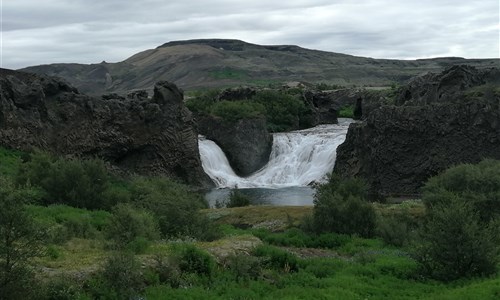 Island - mezi ledovci, sopkami a horkými prameny - Island, vodopád Hjálparfoss