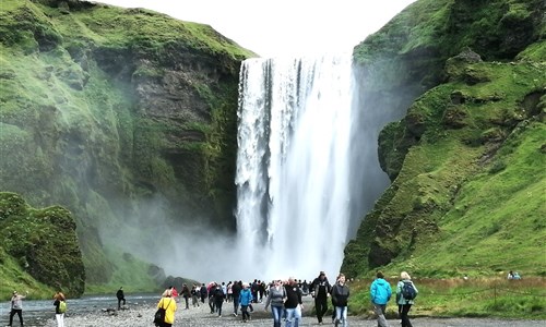 Island - mezi ledovci, sopkami a horkými prameny - Island, vodopád Skogafoss