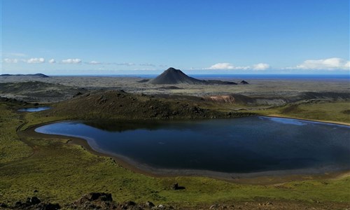 Krásy Islandu s turistikou - Island, vnitrozemí poloostrova Reykjanes. V pozadí sopka Keilir