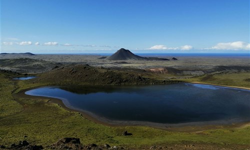 Island - mezi ledovci, sopkami a horkými prameny - Island, vnitrozemí poloostrova Reykjanes. V pozadí sopka Keilir