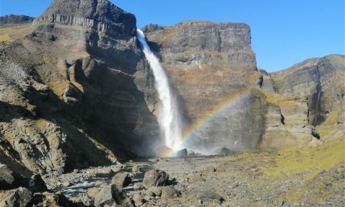 Krásy Islandu s turistikou - Island, vodopád Haifoss s duhou
