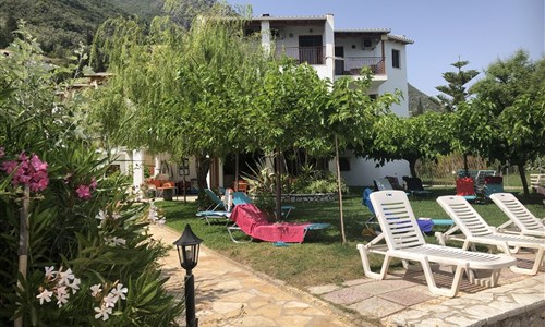 Studia Achilleas - Lefkada, Nidri - studia Achilleas - poležení pod palmami
