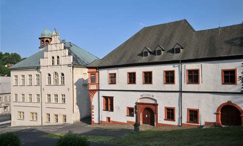 Krušnohoří - hornickou krajinou UNESCO - Jáchymov - radnice a mincovna