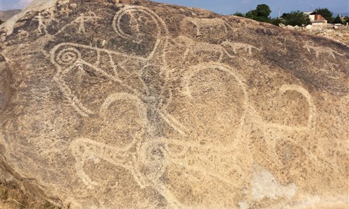 Kyrgyzstán - rajská příroda jezer a hor - Kyrgyzstan - Cholpon-Ata, petroglyfy