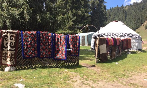 Kyrgyzstán - rajská příroda jezer a hor - Jurty v údolí Djety-Ogu