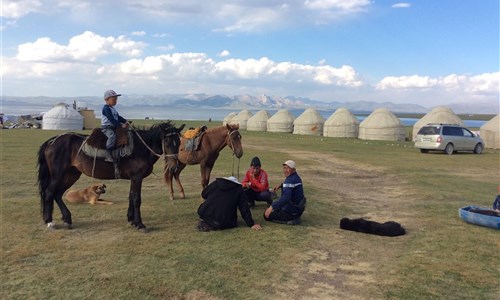 Kyrgyzstán - rajská příroda jezer a hor - Kyrgyzstan - u jezera Son-Kul