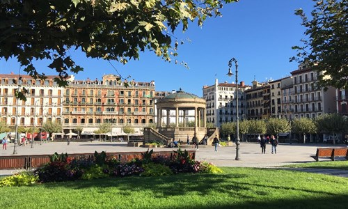 Města pod Pyrenejemi - autobusem - Pamplona