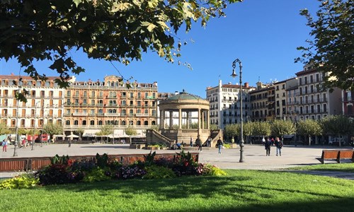 Města pod Pyrenejemi - letecky - Pamplona