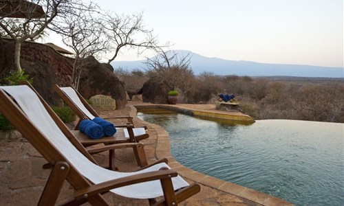 Keňa - Safari v Amboseli a Tsavo East a pobyt u moře - Keňa - národní park Amboseli, Satao Elerai Camp - bazén