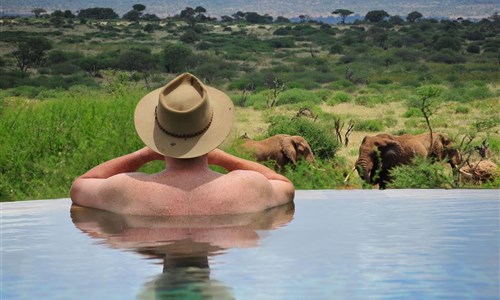 Keňa - Safari v Amboseli a Tsavo East a pobyt u moře - Keňa - nár.park Amboseli, Satao Elerai Camp - výhled z bazénu