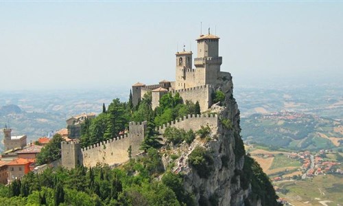 Za vínem i auty Ferrari, Kaplickým a městy UNESCO - Republika San Marino