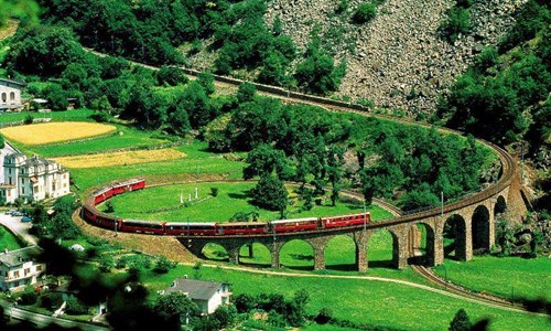 Vinice, palmy a jezera pod horskými štíty s jízdou Bernina Express a ledovcem Diavolezza - Vinice, palmy a jezera