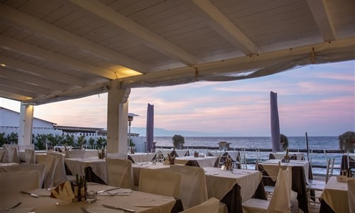 Villaggio Baia d´Ercole**** - Venkovní část restaurace