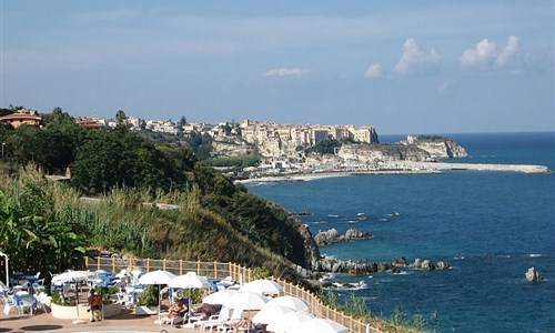 Hotel Poggio di Tropea*** - Výhled z rezortu na Tropeu