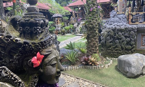 Bali - ostrov chrámů, rýžových polí a úsměvů - Ubud - chrám Langon