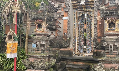 Bali - ostrov chrámů, rýžových polí a úsměvů - Ubud - vstup do obytného domu