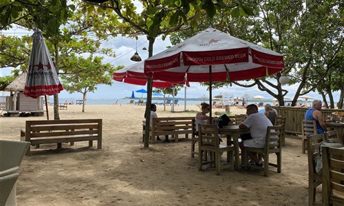 Bali - ostrov chrámů, rýžových polí a úsměvů - Sanur - restaurace u pláže