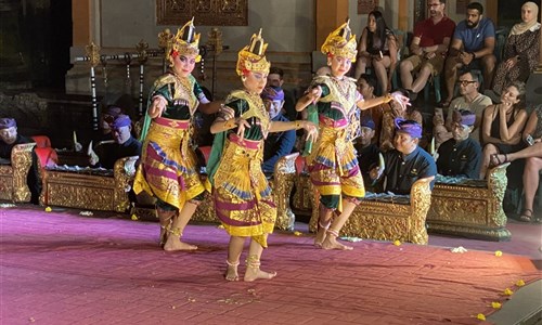 Bali - ostrov chrámů, rýžových polí a úsměvů - Ubud - Královský palác, tanec Legong