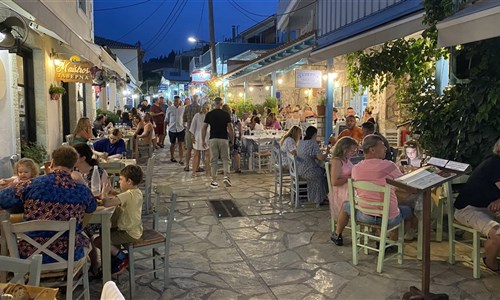 Hotel Kalypso*** - Agios Nikitas - večerní uličky