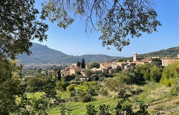 Mallorca s turistikou - nedotčená příroda a tradiční architektura