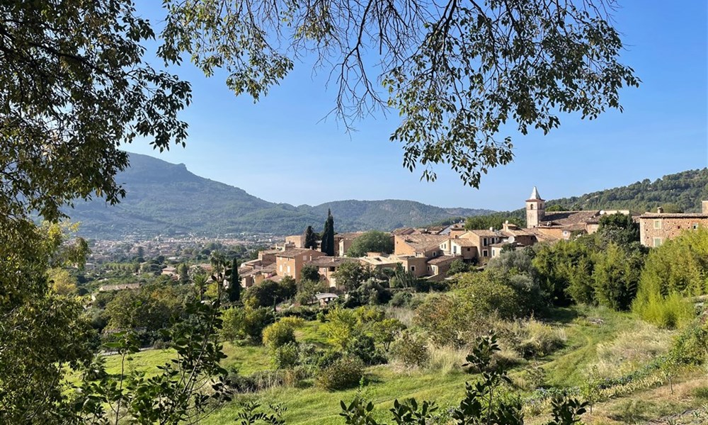 Mallorca s turistikou - nedotčená příroda a tradiční architektura