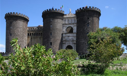 Řím letecky s výletem do Neapole - Neapol - Castel Nuovo