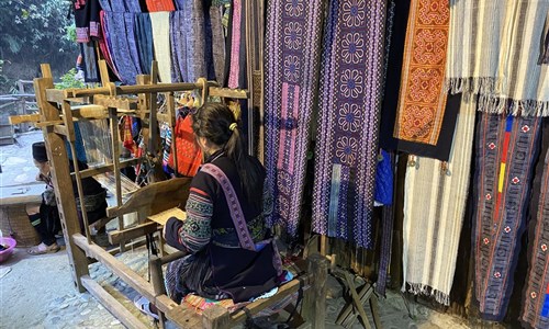 Vietnamem od Mekongu až do Sapy - Tkadlena ve vesnici Cat Cat